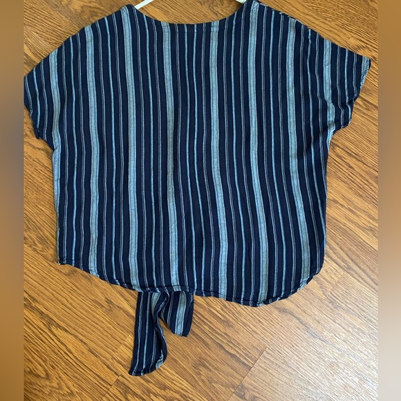 Women’s Short Sleeve Cropped Button Up Shirt - Picture 3 of 4